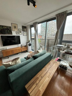 Modern Studio Retreat in Central Birmingham Pass The Keys